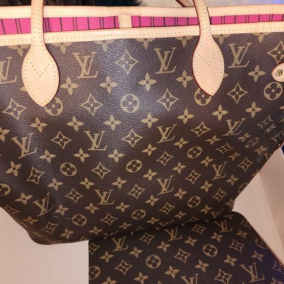 Louis Vuitton’s luxury leather bag - Picture 2 of 7